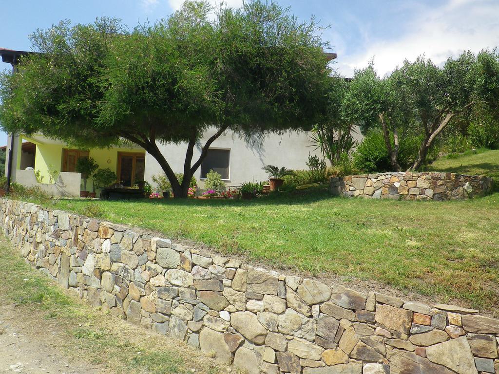 Centro Di Turismo Equestre Shangrila' Fluminimaggiore Exterior photo